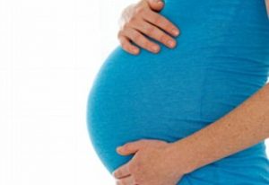 BXRT13 Pregnant woman in blue top holding bump